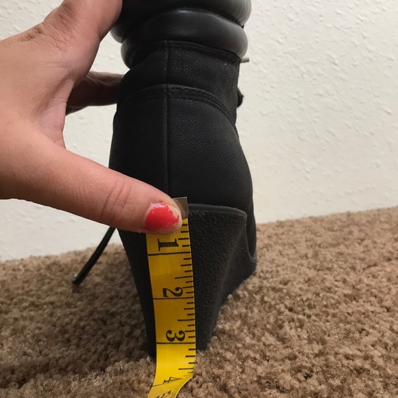 Cute n’ comfy wedge booties by Sophie 17 - Picture 5 of 9